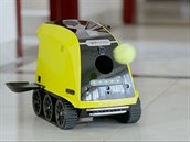 Robot umí vystřelovat míčky, které pak pes aportuje. Robot umí vystřelovat míčky, které pak pes aportuje.