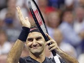 PRCE ODVEDENA. Roger Federer slav postup do tvrtfinle US Open pes Philippa...