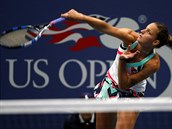 esk tenistka Karolna Plkov ve tvrtfinle US Open proti Ameriance Coco...