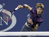 Rusk tenista Andrej Rubljov ve tvrtfinlovm utkn US Open proti Rafelu...