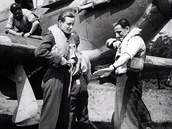 Leopold Šrom (vpravo) popisuje Františkovi Burdovi, jak šel na Němce. Za nimi... Leopold Šrom (vpravo) popisuje Františkovi Burdovi, jak šel na Němce. Za nimi...