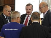 Protestní setkání školských odborů a zástupců vysokých škol a asociací ve... Protestní setkání školských odborů a zástupců vysokých škol a asociací ve...