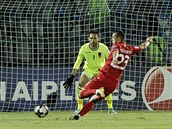 Ilija Nestorovski z Makedonie pl na branku Albnie v utkn kvalifikace o...