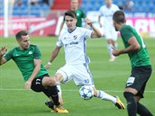 Ostravský Robert Hrubý prochází jabloneckou obranou. Ostravský Robert Hrubý prochází jabloneckou obranou.