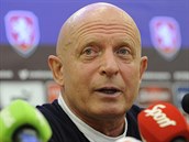 Trenér fotbalové reprezentace Karel Jarolím na tiskové konferenci po... Trenér fotbalové reprezentace Karel Jarolím na tiskové konferenci po...