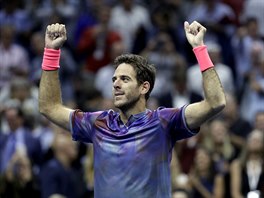 Argentinec Juan Martin del Potro slav postup do semifinle US Open pes Rogera...