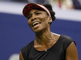 Americk tenistka Venus Williamsov lituje nepovedenho deru v semifinle US...