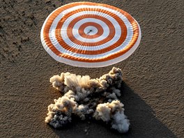 NÁVRAT NA ZEMI. Kosmická lo Sojuz MS-04 s posádkou Mezinárodní vesmírné...