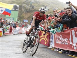 NEVYHRL, ALE BAVIL. Alberto Contador pijd na vrchol Los Machucos.