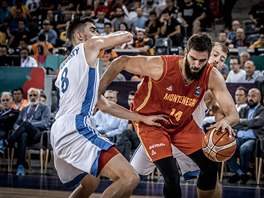 Bojan Dubljevi z ern Hory obchz eskho basketbalistu Tome Satoranskho.