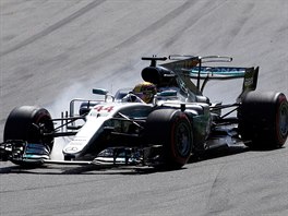 Lewis Hamilton ze stje Mercedes na trati Velk ceny Itlie formule 1.