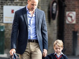 Princ William doprovází prince George do koly (Londýn, 7. záí 2017).