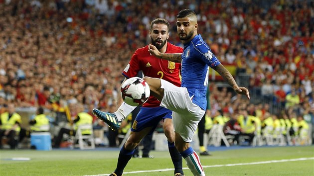 Lorenzo Insigne zpracovv m, sleduje ho Dani Carvajal.