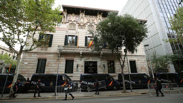 panlsk policie stav plot kolem vldn budovy v Barcelon (7. z 2017)