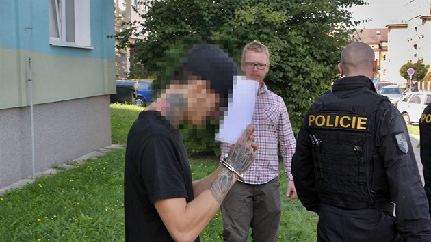 V Plzni-Doubravce byli napadeni vykonavatel soudnho exekutora, pi toku se i stlelo. Na snmku jeden z podezelch (5. 9. 2017)