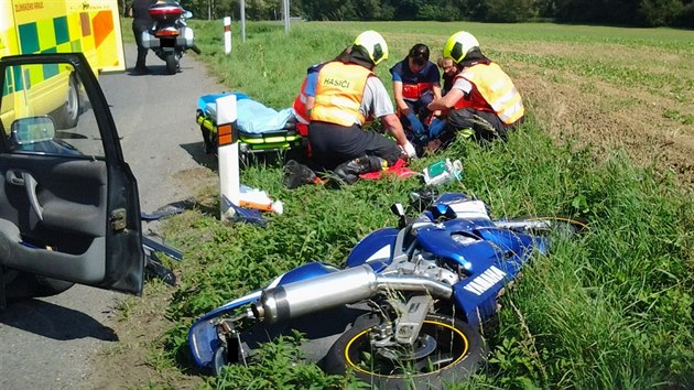 Vn zrann utrpla motorkka po nehod s osobnm automobilem u obce Police (9. z 2017).