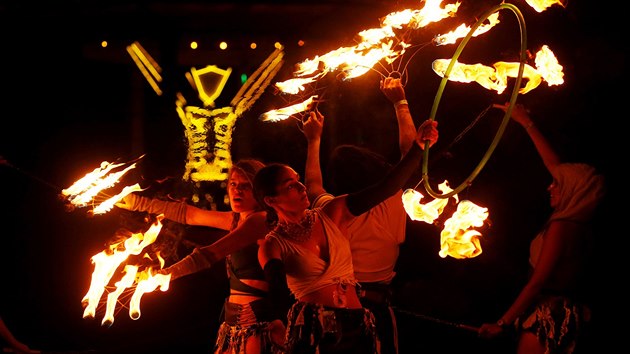 Festivalu Burning Man se v Nevadsk pouti astn kadoron tisce lid