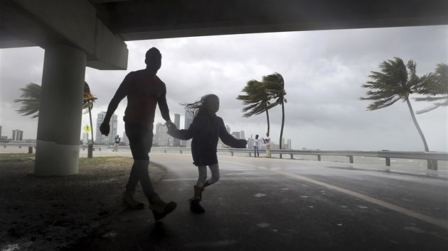 Lid na ulici v americkm Miami. Slc vtr oznamuje postupn pchod huriknu...