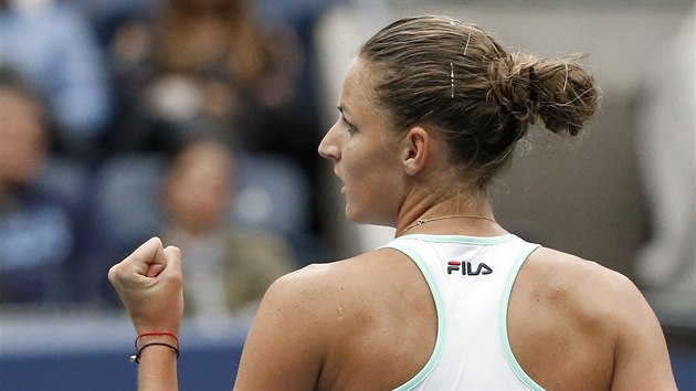 esk tenistka Karolna Plkov se raduje po zisku bodu proti Coco Vandewegheov z USA.