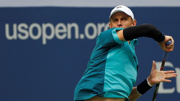 Jihoafrian Kevin Anderson sleduje, kam odehrl mek v semifinle US Open.