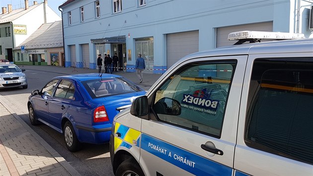 Na sluebn mstsk policie v eskch Budjovicch spchal zejm sebevradu jeden strnk. Na mst se ve tvrtek rno ozval vstel.