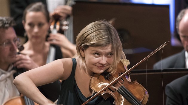 Slistkou koncertu London Philharmonic Orchestra na Dvokov Praze byla houslistka Alina Ibragimova