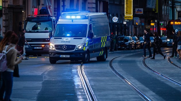 Policie ve spoluprci s hasii uzavraj vstup do stanice metra Mstek (4. srpna 2017).