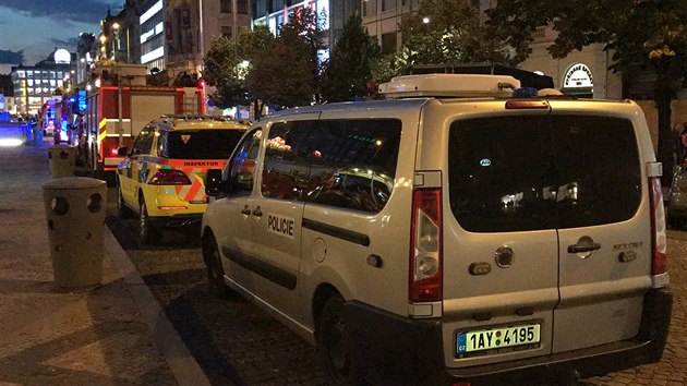 Policie ve spoluprci s hasii uzavraj vstup do stanice metra Mstek (4. srpna 2017).