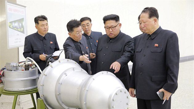 Kim ong-un provádí inspekci miniaturizované vodíkové bomby (3. záí 2017).