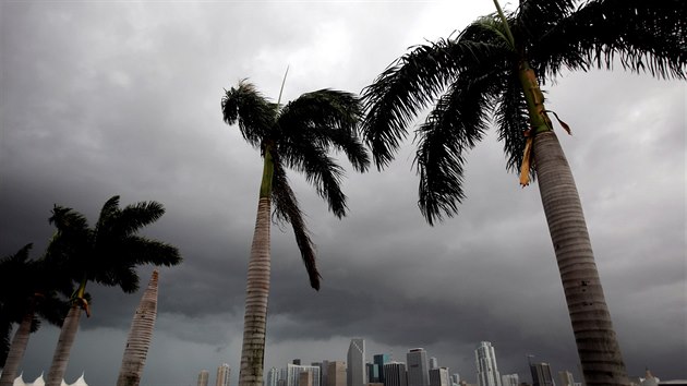 Hurikn Irma se pibliuje a nebe nad Floridou tmavne (9. z 2017).