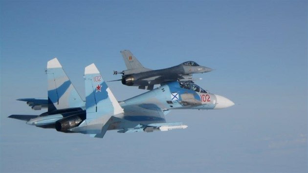Belgick sthaka F-16 doprovz nad Baltem nekomunikujc rusk pepadov stha Su-27.