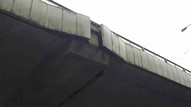 Most u pardubické nemocnice začal být nebezpečný v roce 2017, kdy z něho začaly padat kusy betonu.