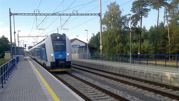 Po 160 letech vypadaj tra i lokomotivy na trase mezi Pardubicemi a Jarom pln jinak.