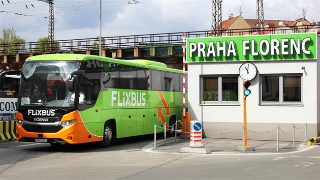 Autobus spolenosti FlixBus na praském nádraí Florenc