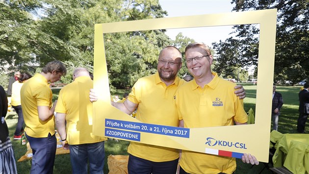 Jan Bartoek a Pavel Blobrdek na pikniku KDU-SL, kterm strana v Praze zahjila zvrenou st volebn kampan. (5. z  2017)