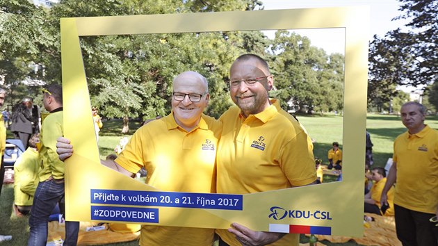 Daniel Herman a Jan Bartoek na pikniku KDU-SL, kterm strana v Praze zahjila zvrenou st volebn kampan. (5. z  2017)