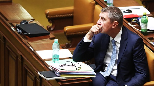 Andrej Babi (ANO) na jednn Poslaneck snmovny, kter by mla hlasovat o jeho vydn k trestnmu sthn. (6. z 2017)