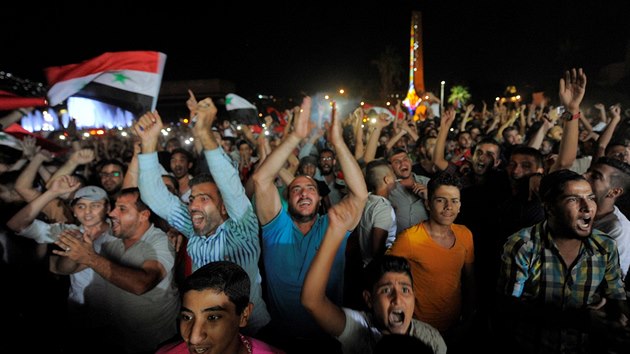 NADEN V SRII. Fotbalov reprezentace si udrela nadji na postup na mistrovstv svta, fanouci se radovali v ulicch Damaku.