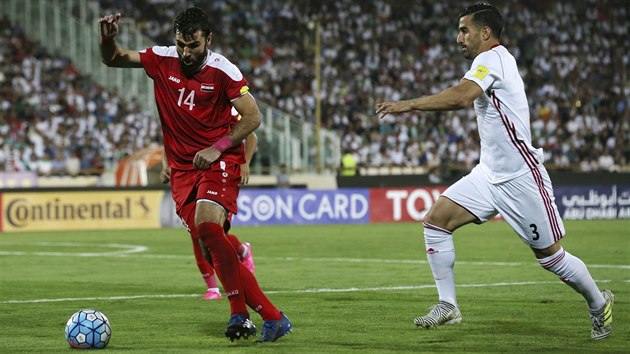 Syrsk fotbalista Tamer Hag Mohamad kontroluje m v utkn proti rnu bhem kvalifikace mistrovstv svta.