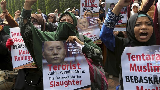 V indonsk Jakart se ped barmskou ambasdou seli lid na protest proti tlaku muslimsk meniny Rohing v Barm. (4. z 2017)