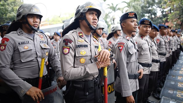 Na protest indonskch muslim proti nsil na komunit Rohing ped barmskou ambasdou v Jakart dohlej destky policist. (6. z 2017)