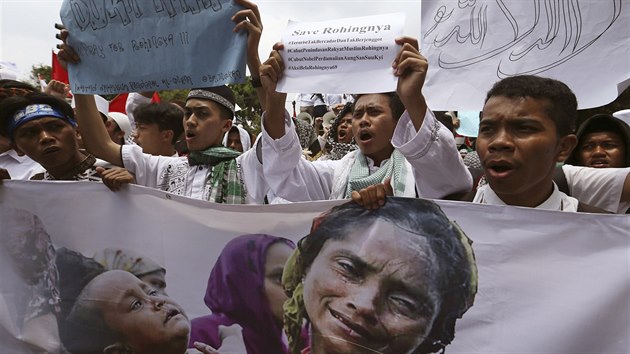 Indont muslimov protestuj ped barmskou ambasdou v Jakart proti nsil pchanm na muslimsk komunit Rohing v Barm. (6. z 2017)