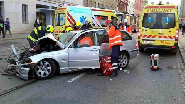 Brnnskou dopravn tepnu Cejl v rannch hodinch ochromila srka dvou aut a tramvaje. idi a spolujezdec z nabouranho BMW utrpli zrann.