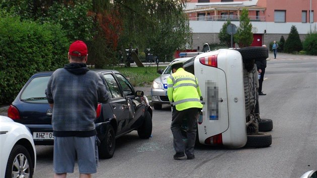 Auto skonilo po nehod pevrcen na boku.