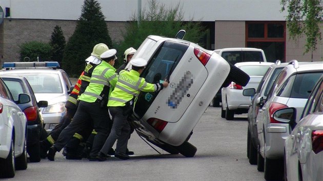 Spolu s hasii vrac policist auto na kola.