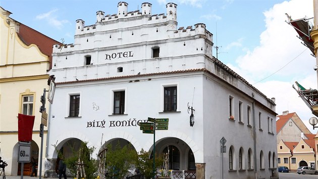 Bl konek, tebosk hotel s restaurac a podle majitele s tradic od roku 1715.
