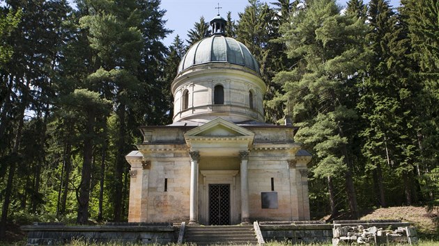 Snmek zchtralho mauzolea rakousko-uhersk dynastie Klein v Sobotn na umpersku. Obec usiluje o jeho zchranu. (lto 2017)