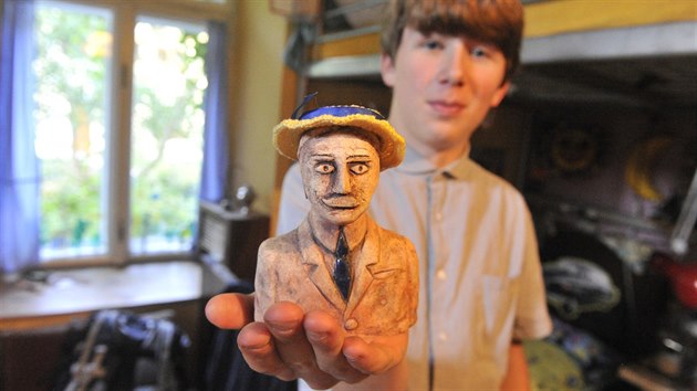 Hugo a figurka Dumonta s typickm kloboukem.