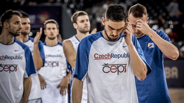 esk basketbalista Tom Satoransk se svmi spoluhri polyk zklamn po utkn proti ern Hoe.