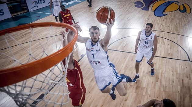 esk basketbalista Patrik Auda zakonuje v utkn proti ern Hoe.